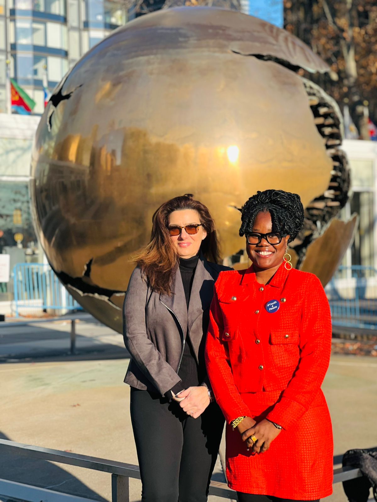 Liz Hume and Gwendolyn Meyers in front of the UN